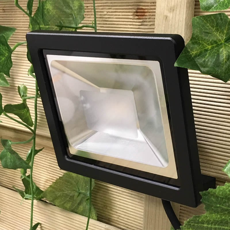 Flood 20 (9509011) Ландшафтный светильник, IP44, тип лампы 
LED module 30 12V AC/DC, мощность 20 Вт, 1497 Lumen, ресурс 10к часов. Тип кабеля 
H05RN-F(1 м). Материал - алюминий.
