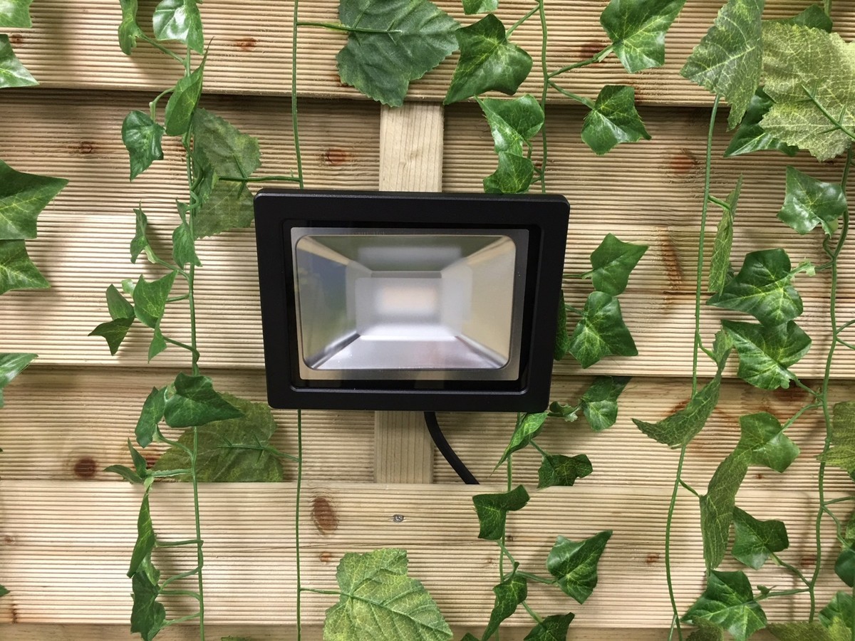 Flood 12 (9508011) Ландшафтный светильник, IP44, тип лампы LED module 15 12V AC/DC, мощность 12 Вт, 750 Lumen, ресурс 10к часов. Тип кабеля  H05RN-F(1 м). Материал - алюминий.
